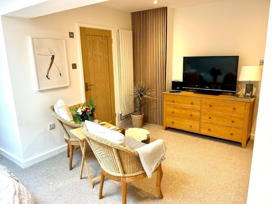 Relaxing Private Entrance Ensuite With Stunning Sea View And Swimspa Апартаменты Saint Lawrence (Isle of Wight)