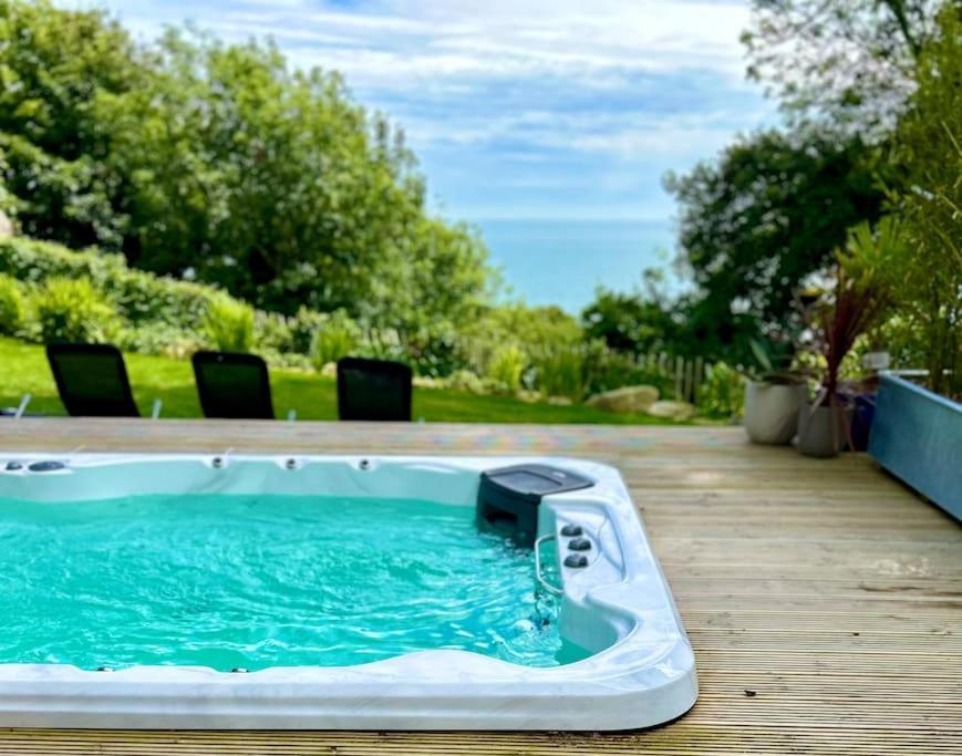 Апартаменты Relaxing Private Entrance Ensuite With Stunning Sea View And Swimspa *
