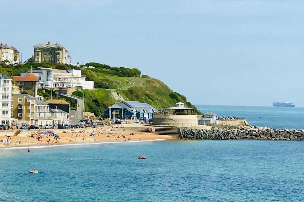 Апартаменты Relaxing Private Entrance Ensuite With Stunning Sea View And Swimspa Saint Lawrence (Isle of Wight)