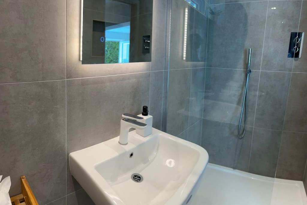 Apartment Relaxing Private Entrance Ensuite With Stunning Sea View And Swimspa Saint Lawrence (Isle of Wight)