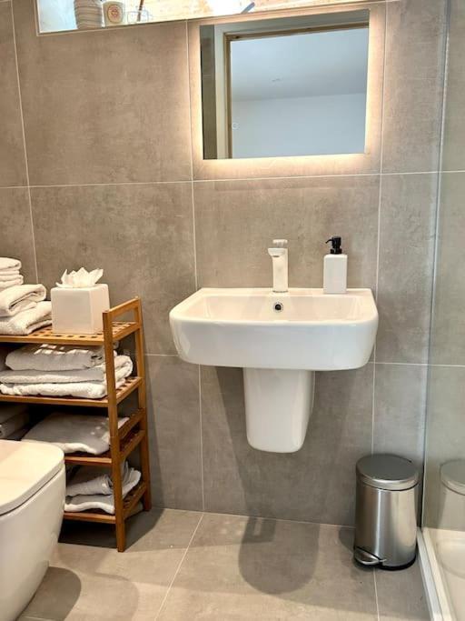 Relaxing Private Entrance Ensuite With Stunning Sea View And Swimspa Saint Lawrence (Isle of Wight)