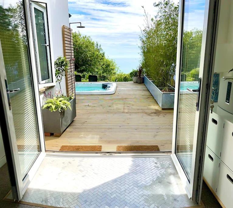Relaxing Private Entrance Ensuite With Stunning Sea View And Swimspa Apartment