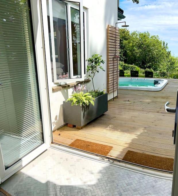 Relaxing Private Entrance Ensuite With Stunning Sea View And Swimspa * Saint Lawrence (Isle of Wight)